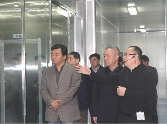 1安徽省財政廳農(nóng)業(yè)農(nóng)村處處長陳維光(左一）參觀車間.png