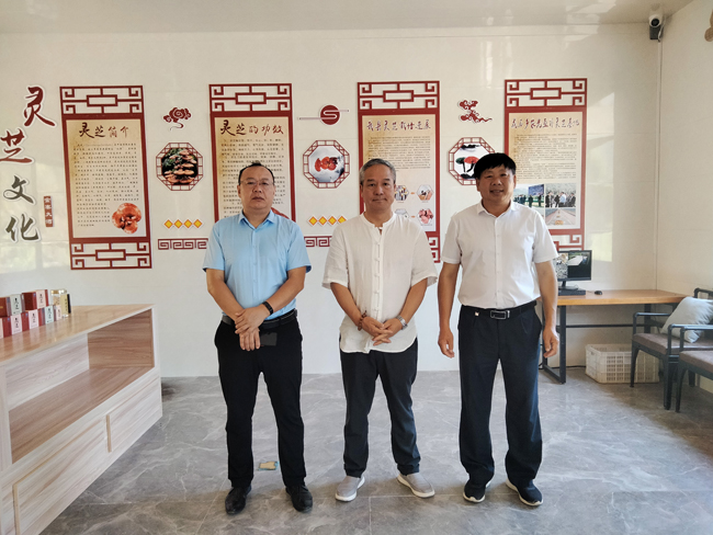14，蘇總在種植基地展廳合影.jpg