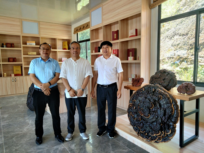 15，蘇總在種植基地展廳合影.jpg